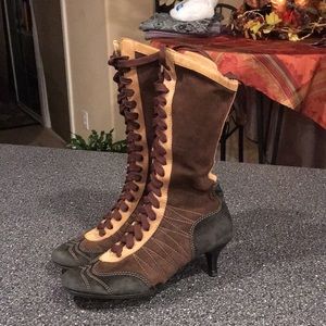 Vintage boots fits a size 6
